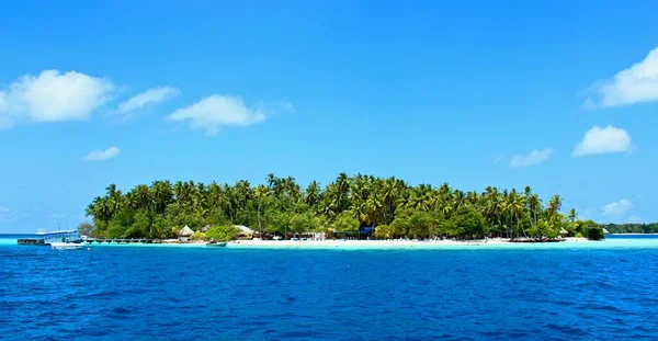 夏天马尔代夫的一个美丽的岛屿 — 图库照片