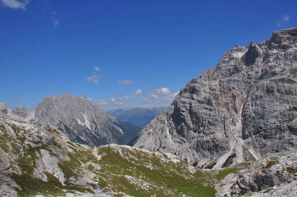 Piękna Scena Silberen Pasmo Góry Błękitnym Zachmurzonym Niebem Szwajcarii — Zdjęcie stockowe