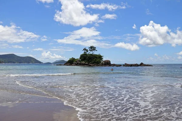 Brezilya Ilhabella Denizdeki Yeşil Kaplı Küçük Bir Adanın Manzaralı Bir — Stok fotoğraf
