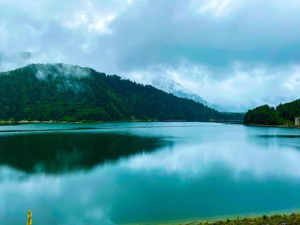 Orman Dağlarının Bulutların Güzel Bir Görüntüsü Bir Göle Yansıyor — Stok fotoğraf