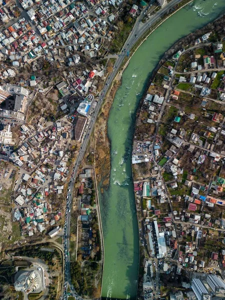 Een Luchtfoto Van Tbilisi Stadshuizen Een Brug Een Rivier Georgië — Stockfoto