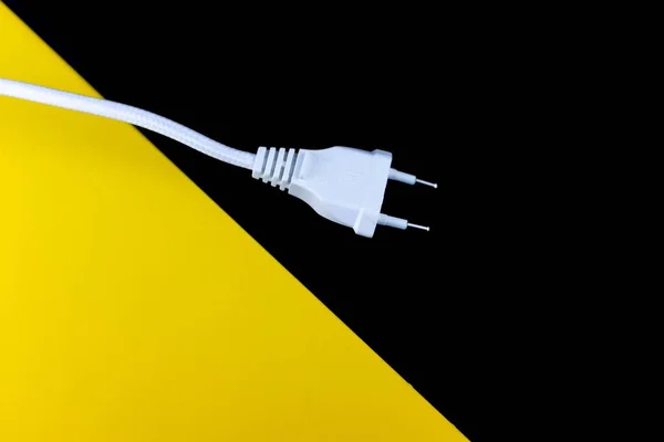 Egy Közeli Felvétel Egy Fehér Elektromos Dugóról Dróttal Egy Sárga — Stock Fotó