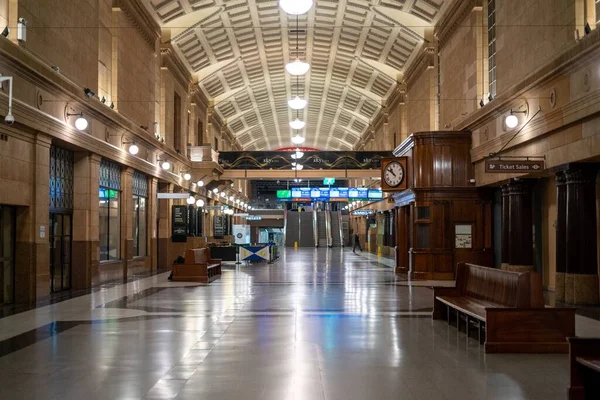 Design Moderno Iluminado Dentro Estação Ferroviária Adelaide Noite — Fotografia de Stock