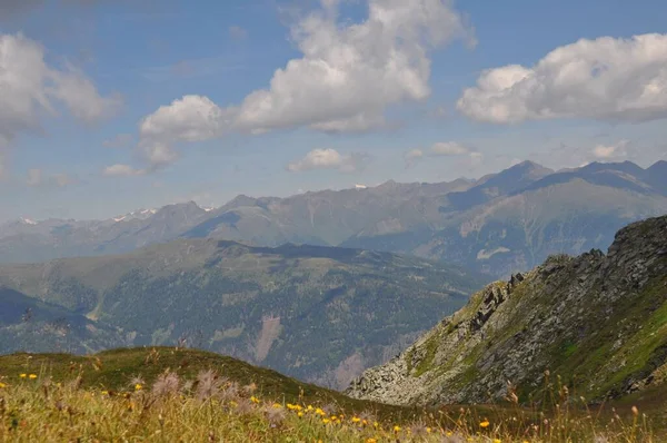 Hermoso Paisaje Las Grandes Montañas Los Alpes Italia Bajo Cielo — Foto de Stock