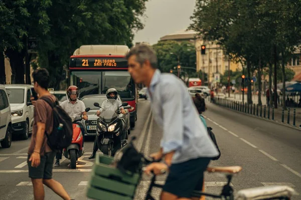 Les Hommes Sur Une Moto Dans Rue Séville Espagne Avec — Photo