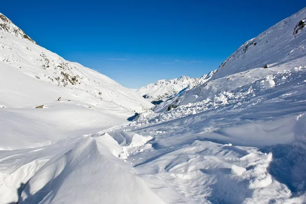 Stora Bergen Täckta Snö Solig Vinterdag Den Blå Himlen — Stockfoto