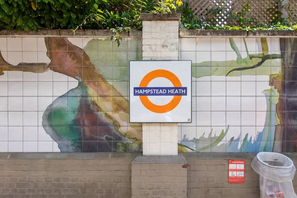 Underjordisk Skylt Mot Hampstead Heath Tågstation London Storbritannien — Stockfoto