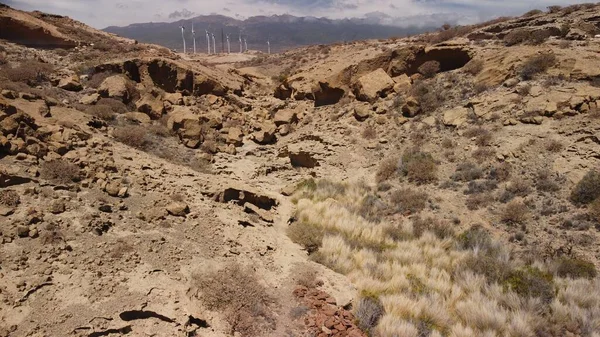 Крупный План Скалистых Холмов Ветряных Мельниц Вдалеке Пустынном Районе — стоковое фото