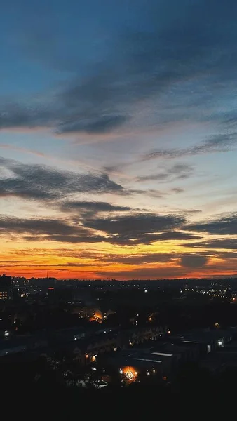 Ein Malerischer Sonnenuntergang Über Einer Stadt — Stockfoto