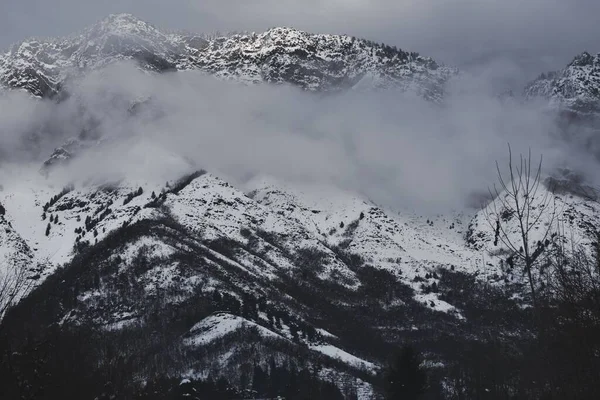 Снежные Горы Облаках — стоковое фото