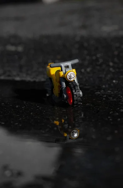 Ein Lego Gelbes Motorrad Mit Einem Spiegelbild Großaufnahme — Stockfoto