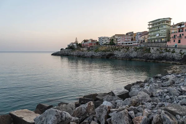 Marina Camerota Campania Talya Günbatımında Solda Taş Binaların Olduğu Bir — Stok fotoğraf