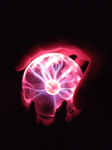 Gros Plan Globe Plasma Lumineux Avec Une Main Qui Touche — Photo