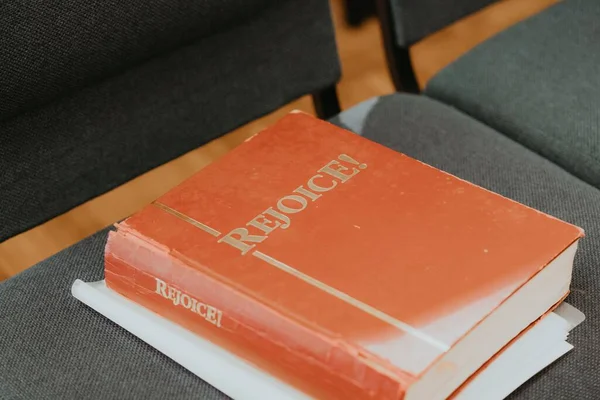 Sandalyenin Üzerinde Neşe Yazan Bir Kitap — Stok fotoğraf