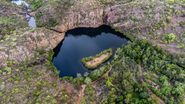 Luftaufnahme Eines Sees Der Von Klippen Umgeben Ist Die Von — Stockfoto