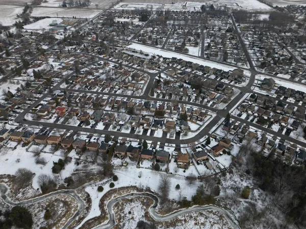 Uma Vista Aérea Paisagem Coberta Neve Cercada Por Casas Árvores — Fotografia de Stock
