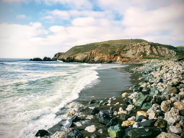 Güneşli Bir Günde Deniz Kıyısının Taşlarla Dolu Bir Görüntüsü — Stok fotoğraf