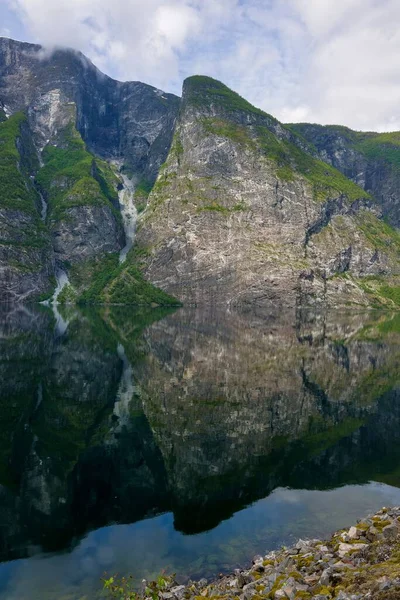 Ландшафт Скелястих Гір Відображений Воді Ардалсфіордені Согнефіорд Норвегія — стокове фото