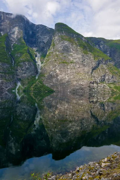 Táj Kilátás Sziklás Hegyek Tükröződik Víz Ardalsfjorden Sognefjord Terület Norvégia — Stock Fotó