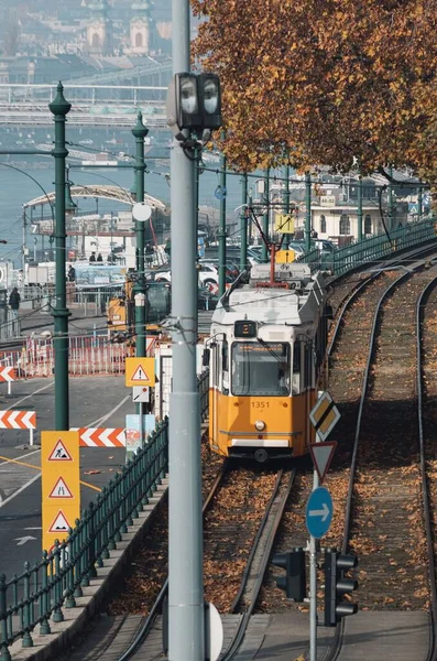 Tranvía Amarillo Las Pistas Junto Río Danubio Budapest Hungría —  Fotos de Stock