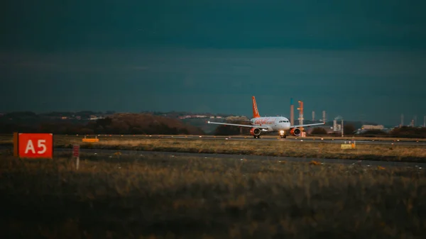 Een Easyjet Vliegtuig A320 Klaar Stijgen Bij Zonsondergang Liverpool Verenigd — Stockfoto