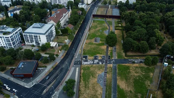 Berlin Almanya Her Iki Tarafında Binalar Ağaçlar Olan Bir Otoyol — Stok fotoğraf