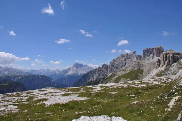 Grote Rotsachtige Bergen Van Alpen Italië Een Zonnige Dag Onder — Stockfoto
