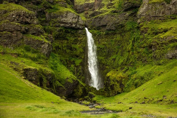 Водоспад Скелястих Гір Вкритих Природою Ісландії — стокове фото