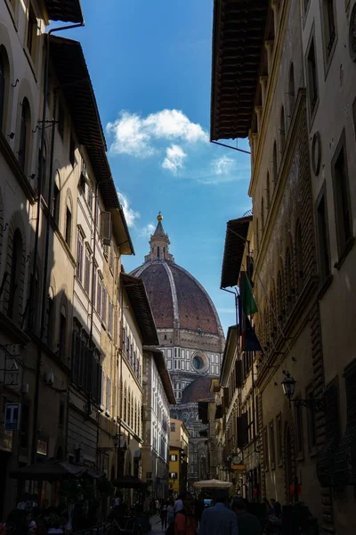 Floransa Eski Binalar Brunelleschi Kubbesi Olan Dar Bir Sokakta Yürüyen — Stok fotoğraf