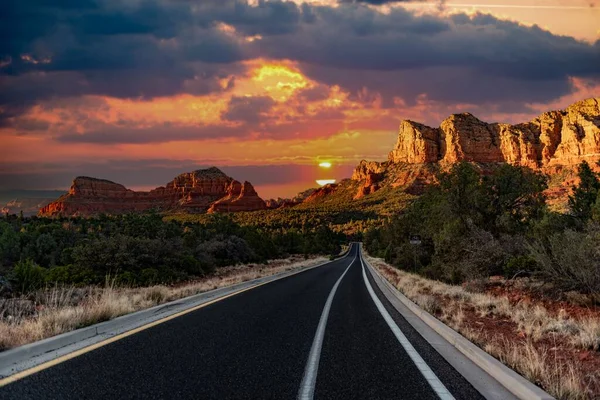セドナの夕日の美しい砂岩の形成の風景 — ストック写真
