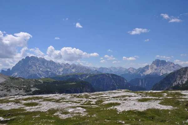在蓝色的天空下 阳光灿烂的一天 意大利阿尔卑斯山的巨大岩石群山 — 图库照片