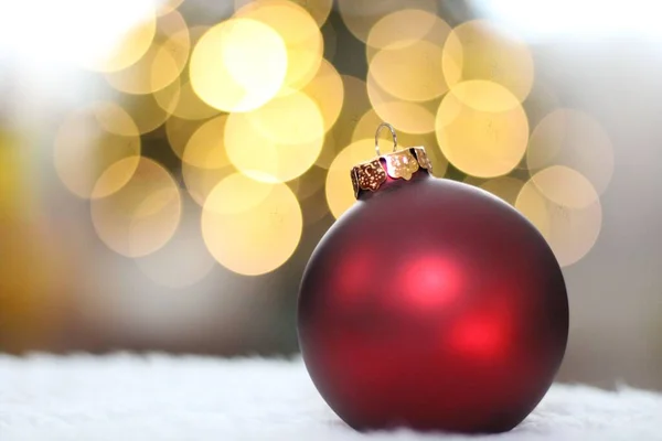 Kırmızı Yuvarlak Bir Noel Ağacı Süsü Arka Planda Parlak Bokeh — Stok fotoğraf