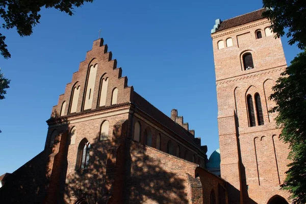 波兰华沙圣母玛利亚参观教堂的低角度照片 — 图库照片