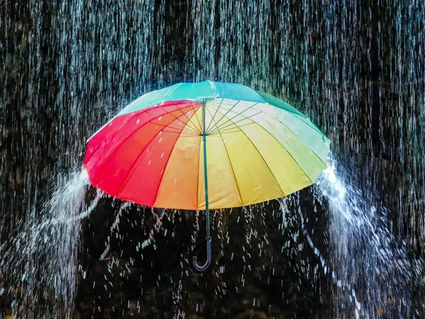 Närbild Regnbåge Paraply Hälla Monsun Regn Malaysia — Stockfoto