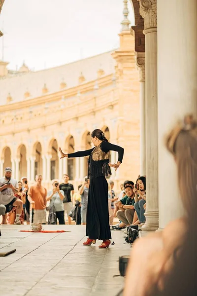 Uma Foto Vertical Uma Jovem Mulher Realizando Uma Dança Frente — Fotografia de Stock