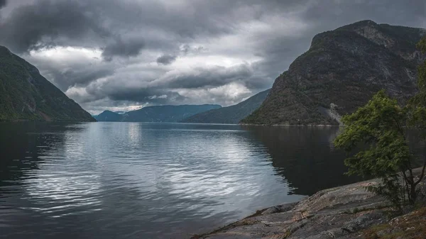 Uma Bela Foto Cénico Sognefjord Sob Céu Tempestuoso Laerdal Noruega — Fotografia de Stock