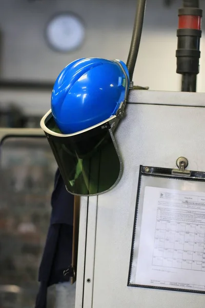 Een Beschermende Blauwe Helm Die Het Hoofd Gezicht Bedekt — Stockfoto