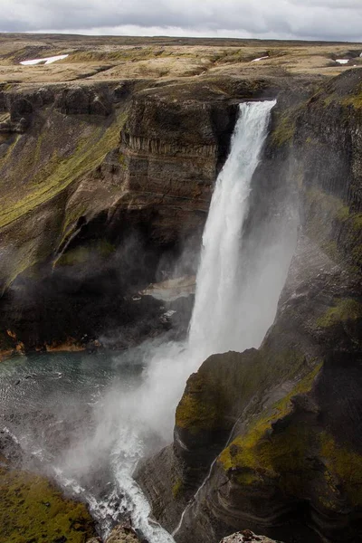 从冰岛岩石上流过的瀑布的垂直镜头 — 图库照片
