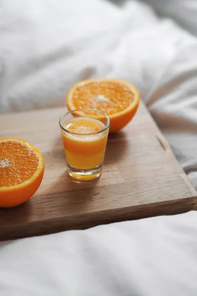 Eine Nahaufnahme Von Geschnittener Orange Mit Einem Glas Orangensaft Bord — Stockfoto