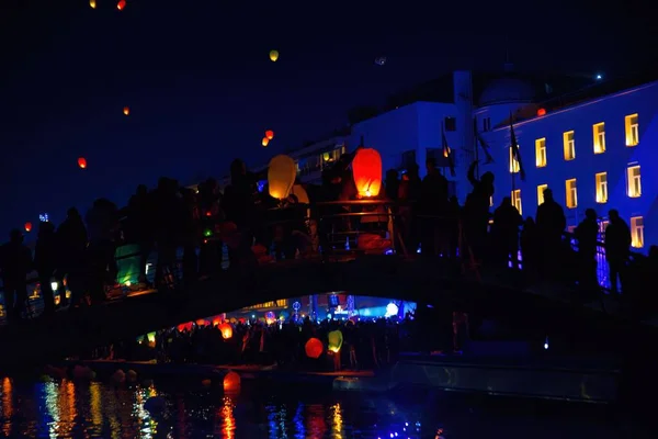 Lanternas Voadoras Sortudas Lanternas Voadoras Coloridas Super Espetáculo Bela Cidade — Fotografia de Stock