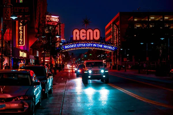 Smuk Udsigt Biler Gaden Med Neonlys Downtown Reno Nevada - Stock-foto