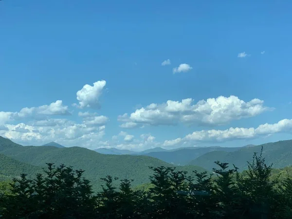 トビリシの外の緑の森に覆われた山々の景色 グルジア — ストック写真