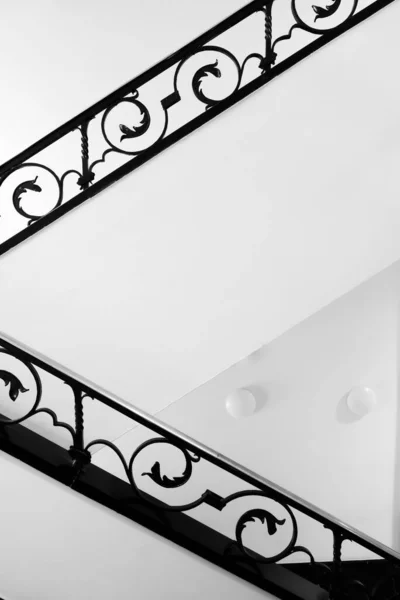 Eine Vertikale Aufnahme Schwarzer Treppengeländer Kühl Für Den Hintergrund — Stockfoto