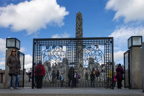 Los Turistas Las Puertas Del Parque Vigeland Con Esculturas Modernas —  Fotos de Stock