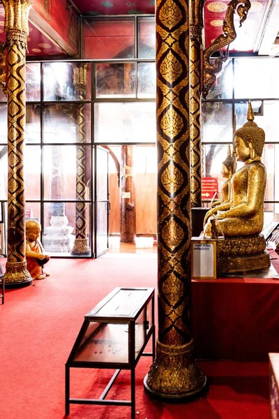 Eine Vertikale Aufnahme Einer Goldenen Buddha Statue Einem Tempel Ayutthaya — Stockfoto