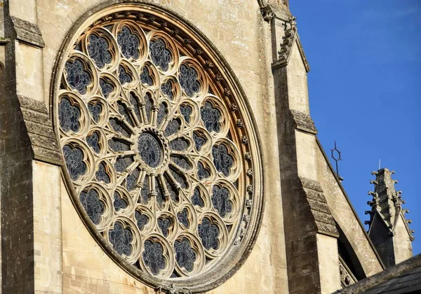 Nízký Úhel Detailní Záběr Okna Kostela Slunečného Dne — Stock fotografie