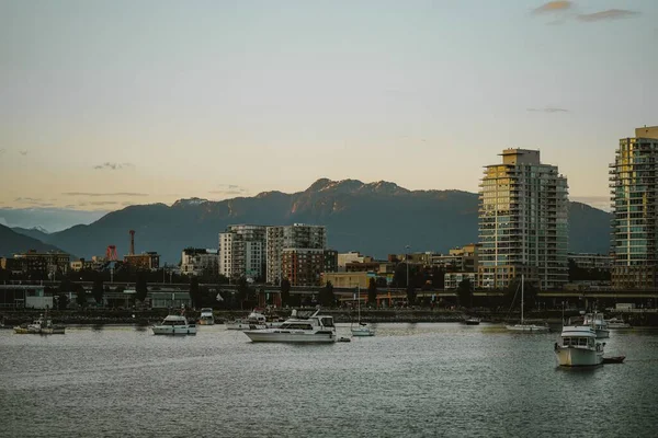 Die Sonne Geht Über Vancouver Unter Boote Und Glasbau Vor — Stockfoto