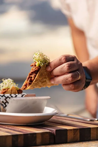 Close Vertical Uma Mão Segurando Mini Taco Gourmet — Fotografia de Stock