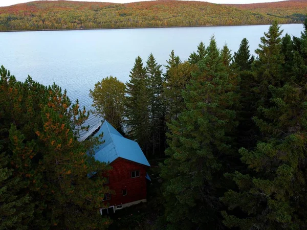 Podzimní Chata Pobřeží Jezera Quebec Hustými Stromy — Stock fotografie