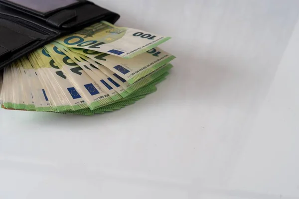 Купка 100 Євро Банкнот Гроші Гаманця Білому Тлі Концепція Інфляції — стокове фото